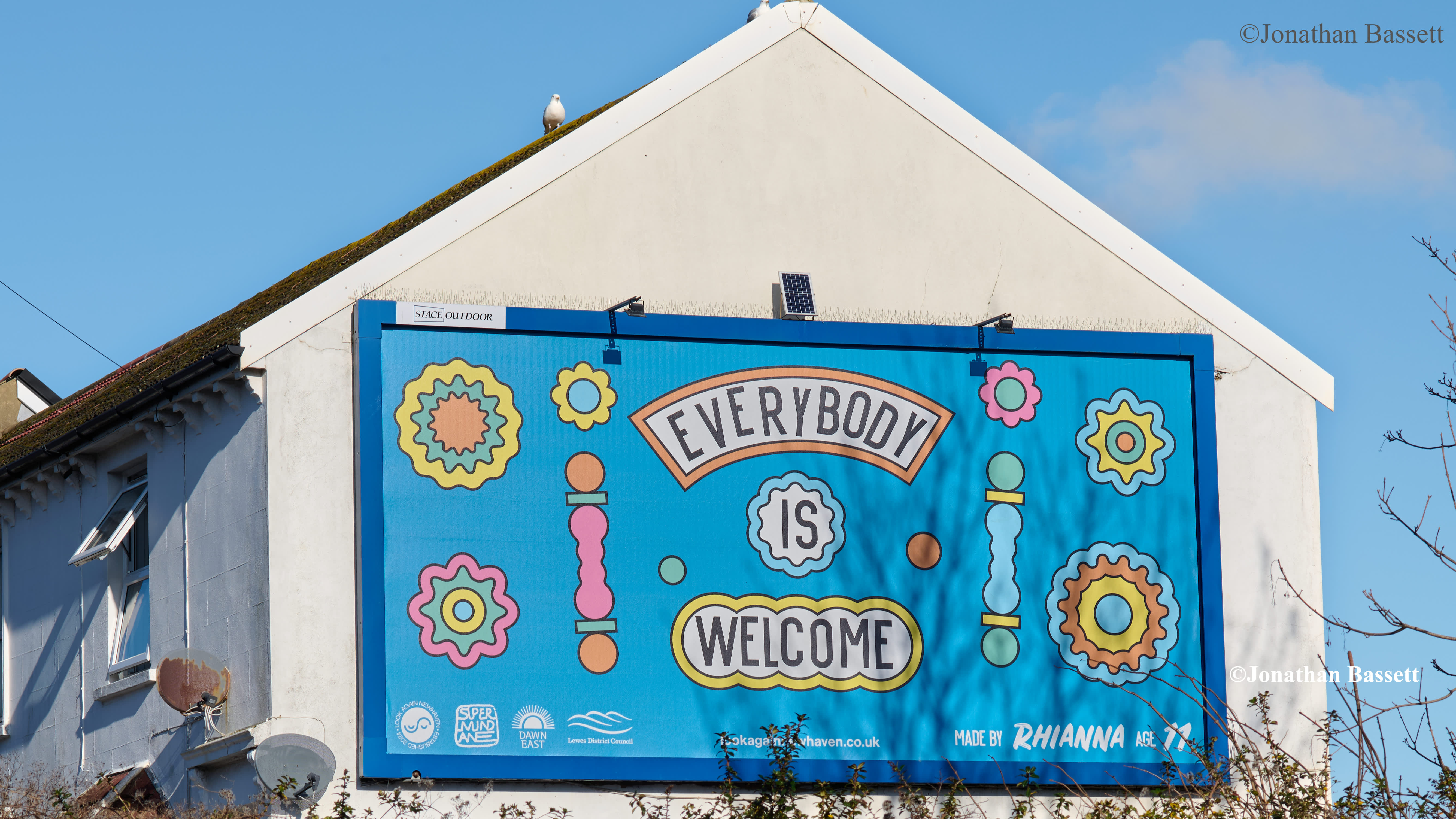 A colourful and bright billboard on the side of a house 'everyone is welcome' in Newhaven ©Jonathan Bassett