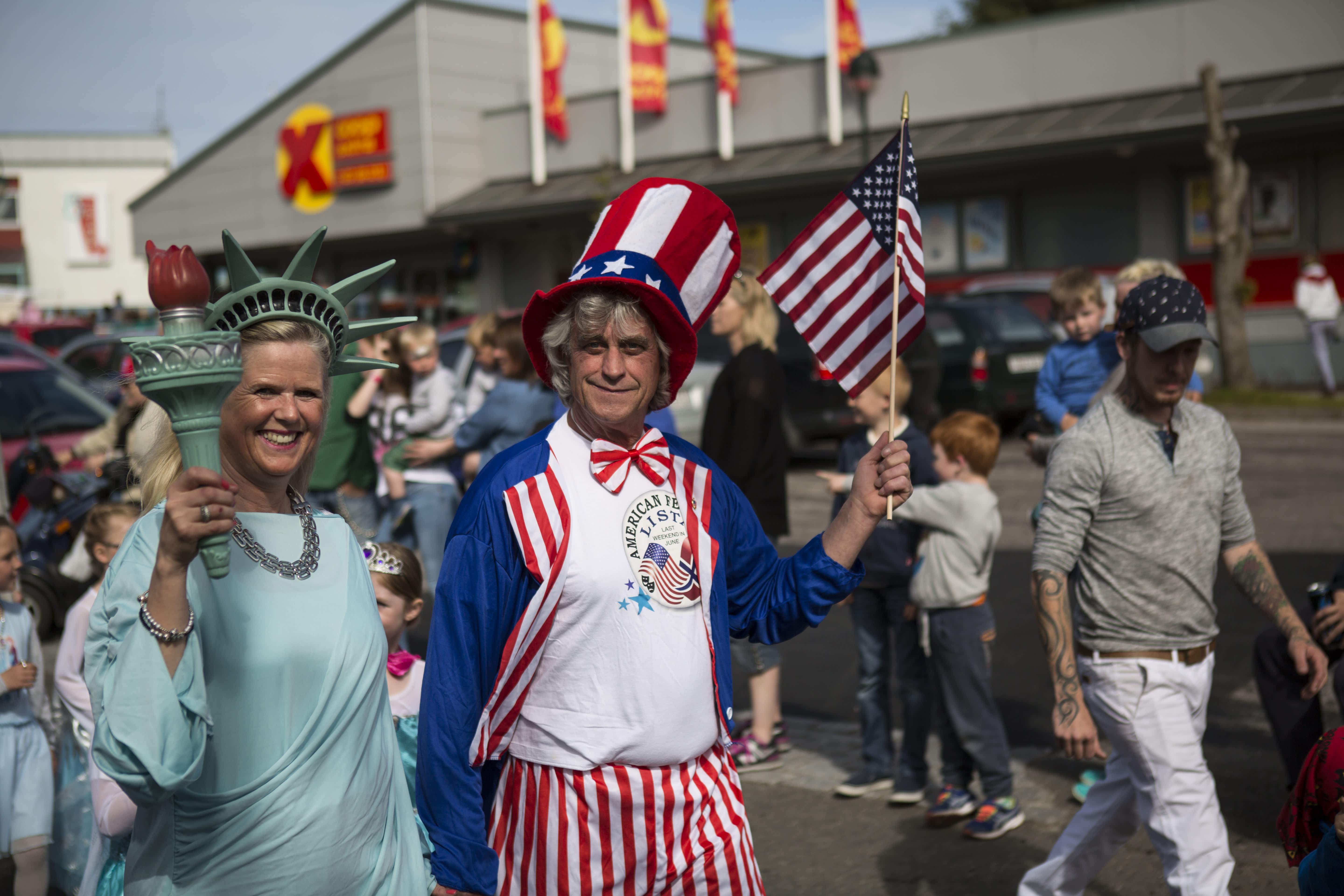 to folk i parade med amerikanske kostymer