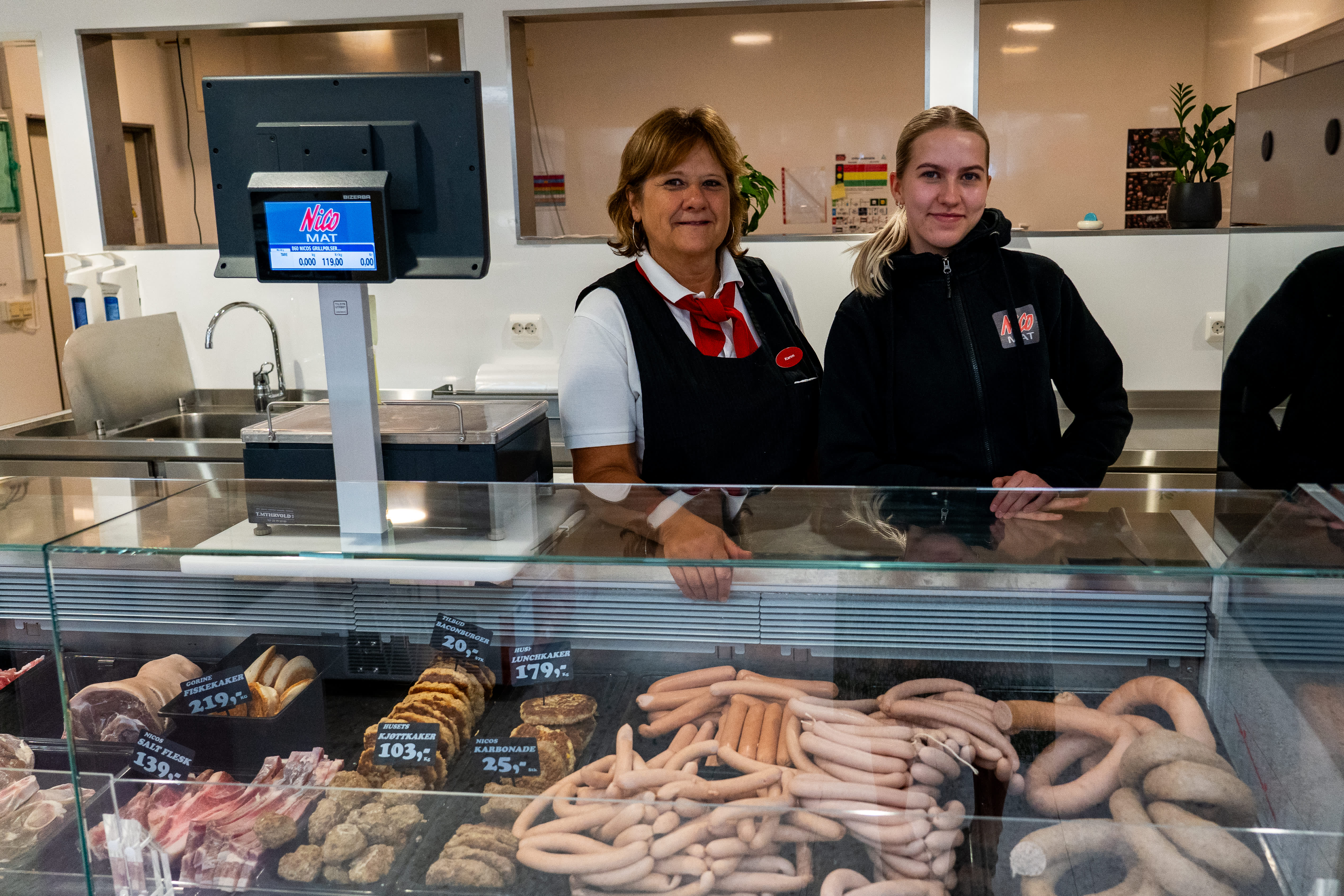 damer bak pølsedisk