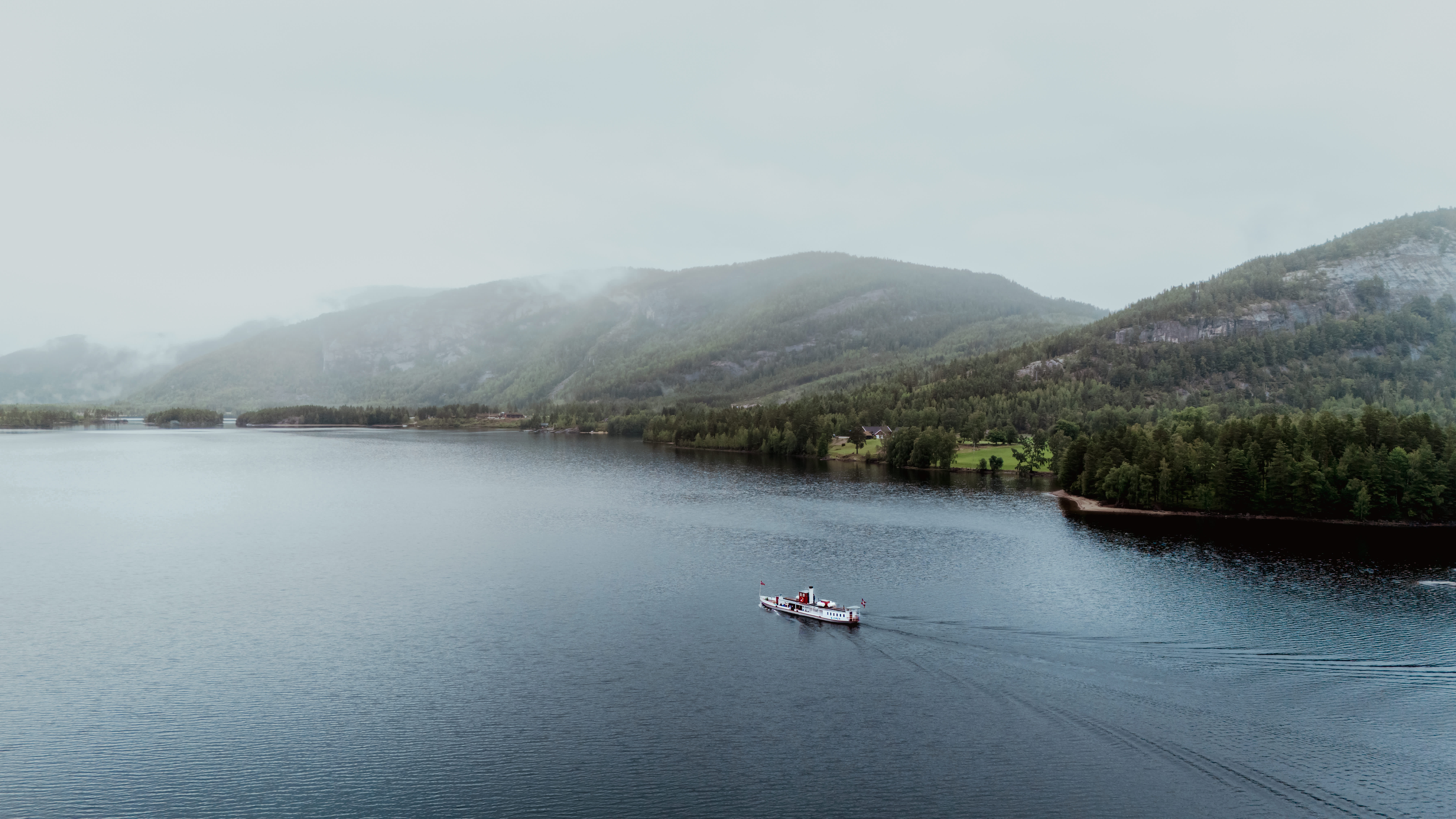 Dampbåten Bjoren sett fra luften med fjell i bakgrunnen