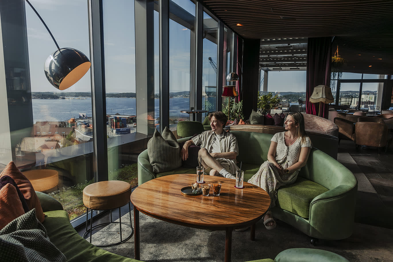 To mennesker i sofaen på Club 21, Radisson Blu Caledonien Hotel