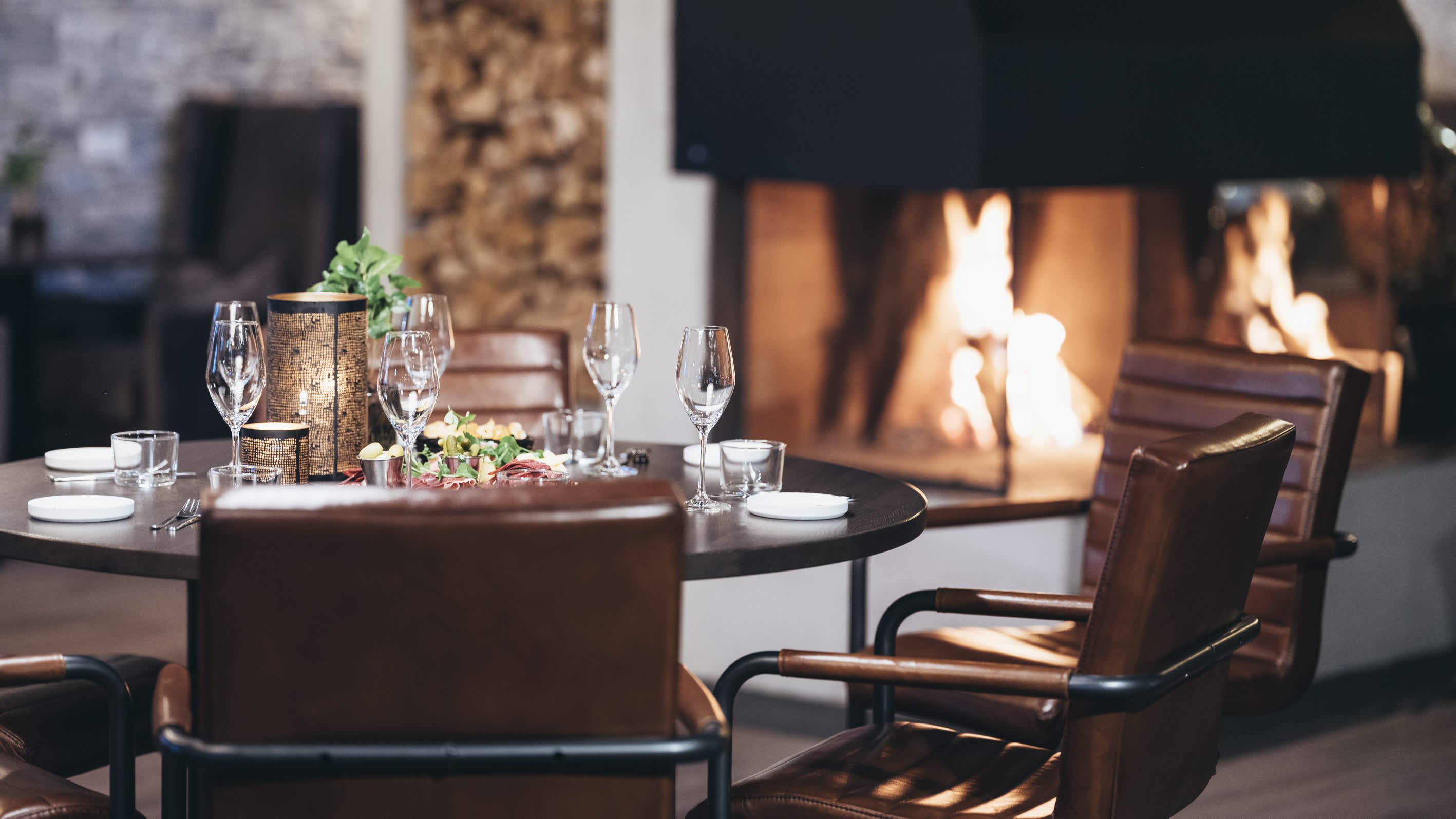 Restaurang med dekket bord och ild i peisen, setesdal