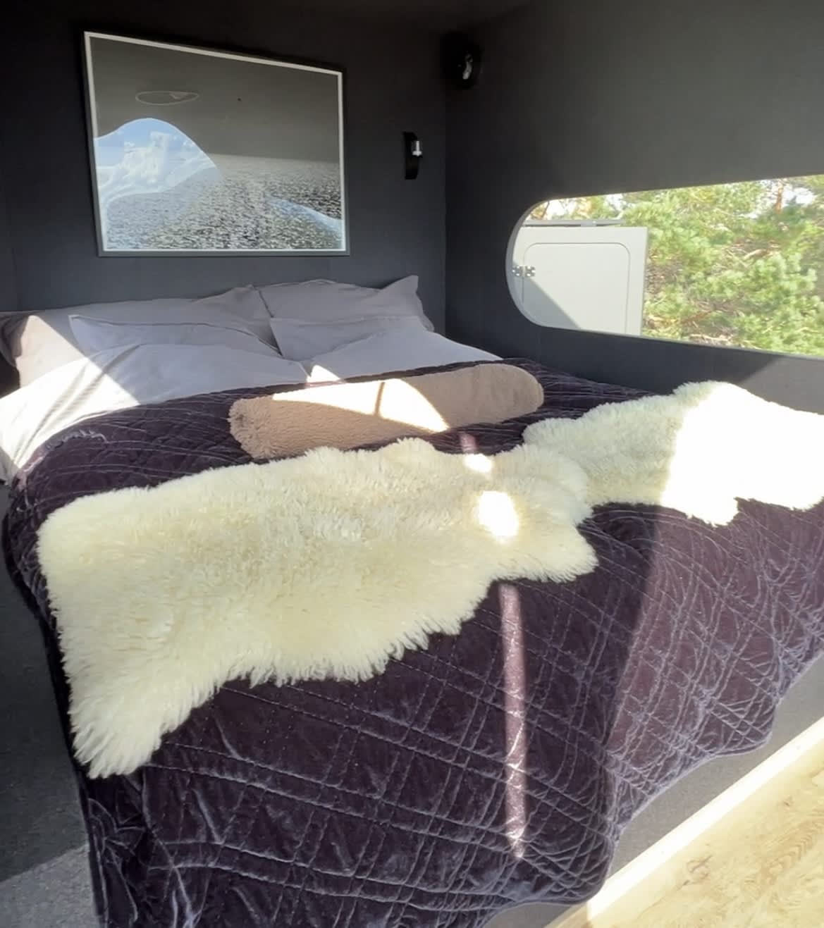 seng med dyner og pels