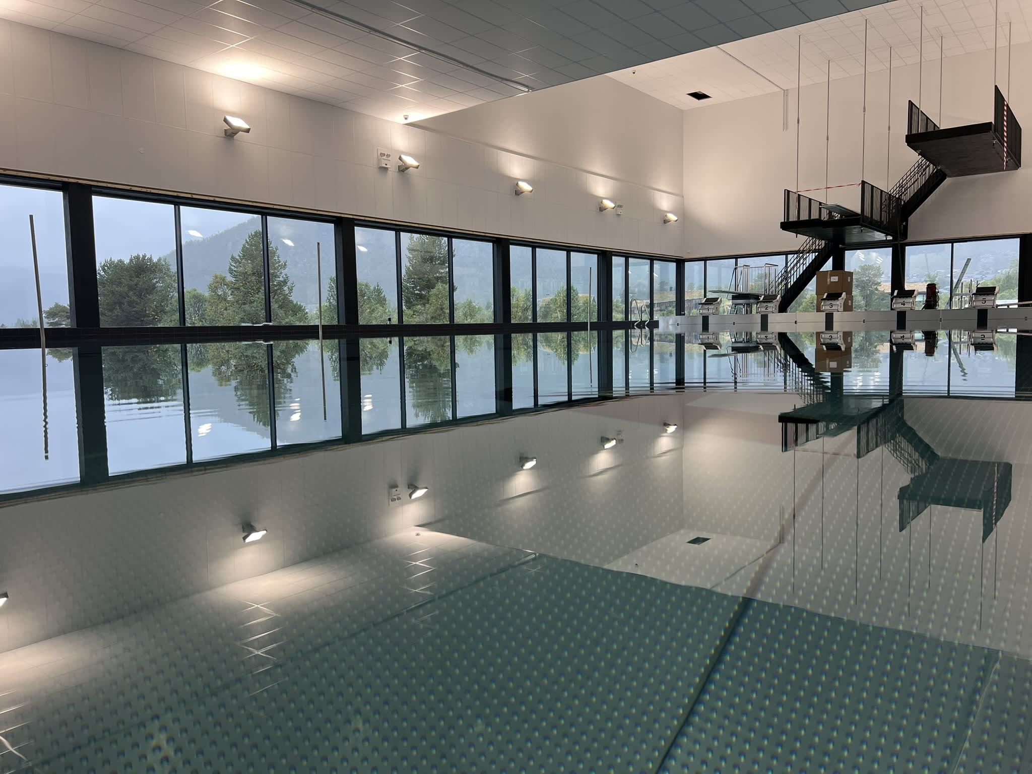 Svømmehall med 25-meters basseng og stupebrett på 1, 3 og 5 meter