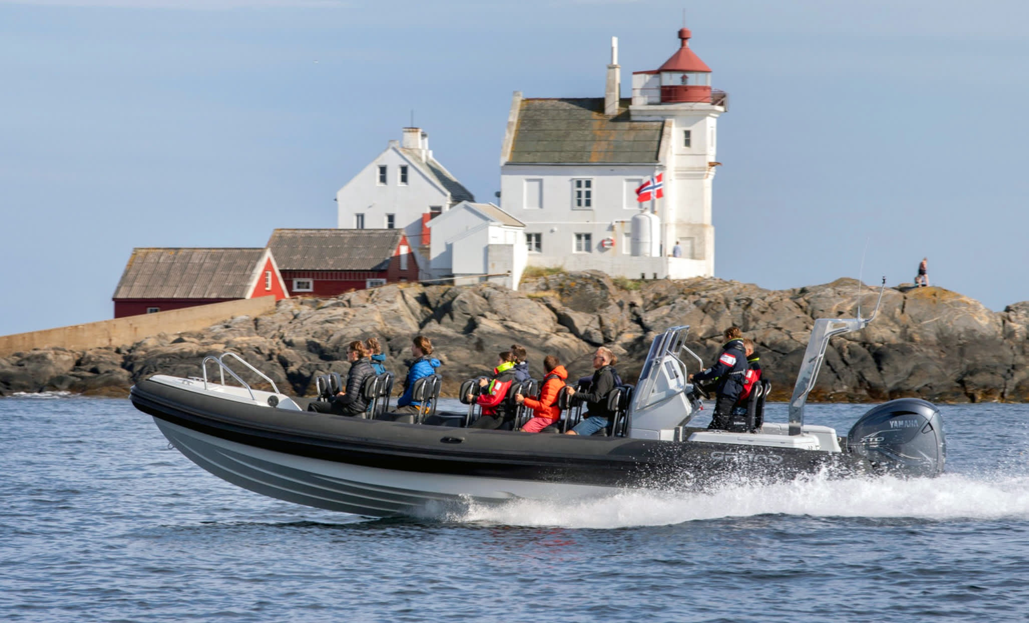RIB båt med masse mennesker utenfor Oksøy Fyr
