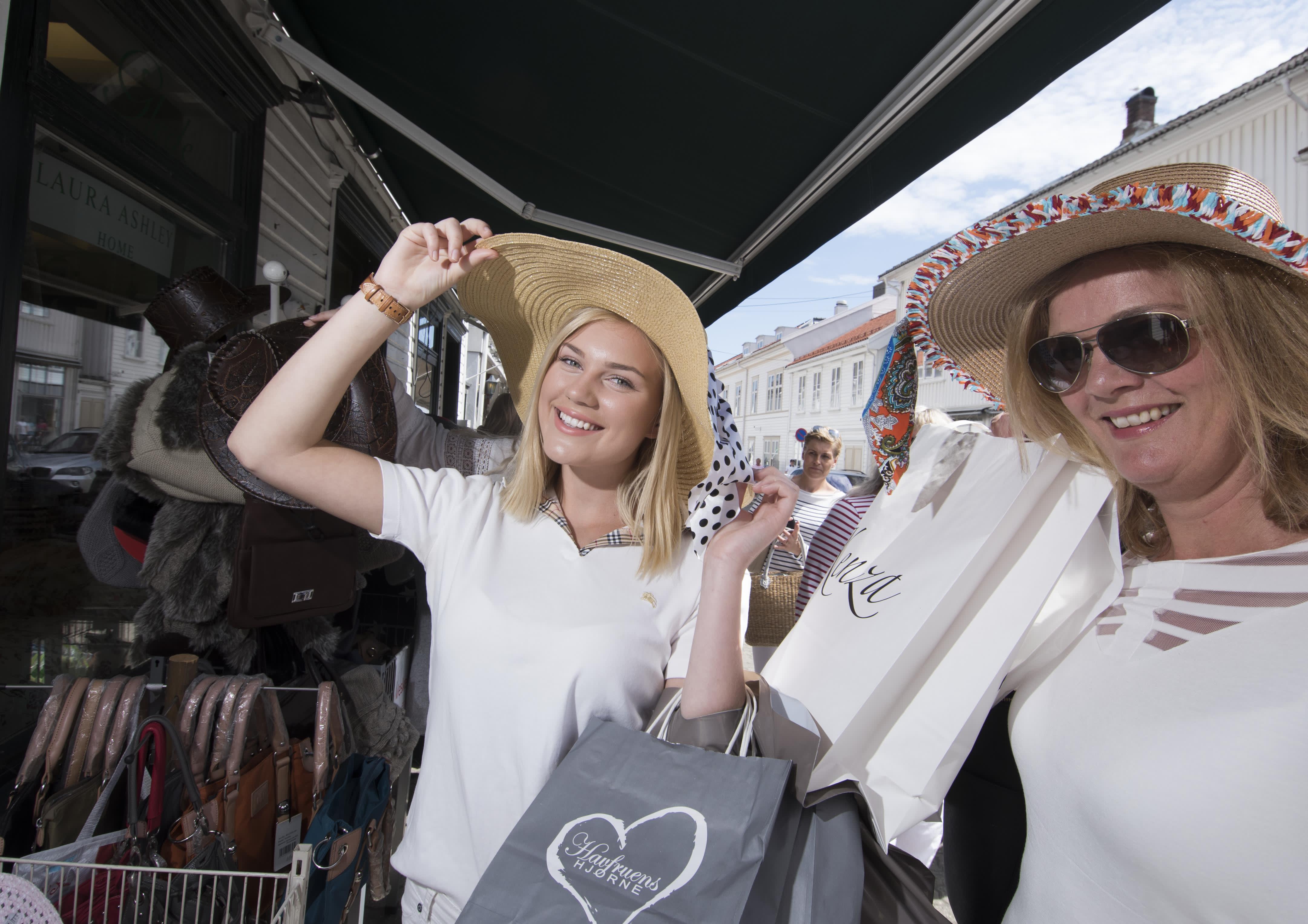 Women trying in hats in Risør
