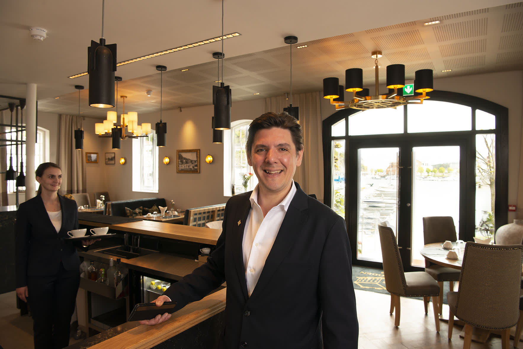 Mann og dame i bar