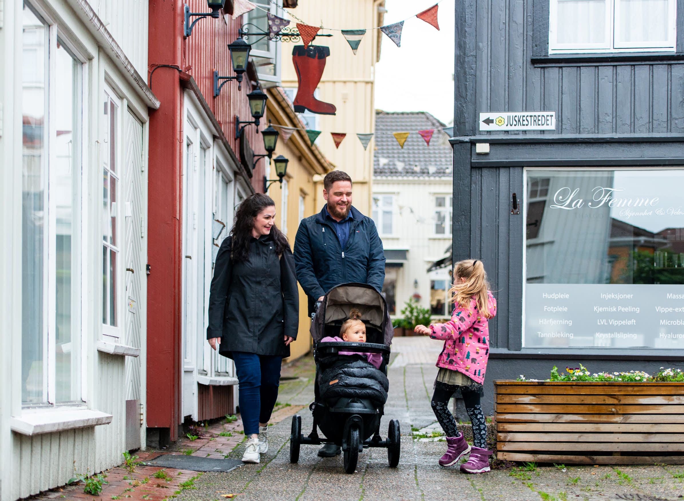 Familie på handletur i Grimstads gågater