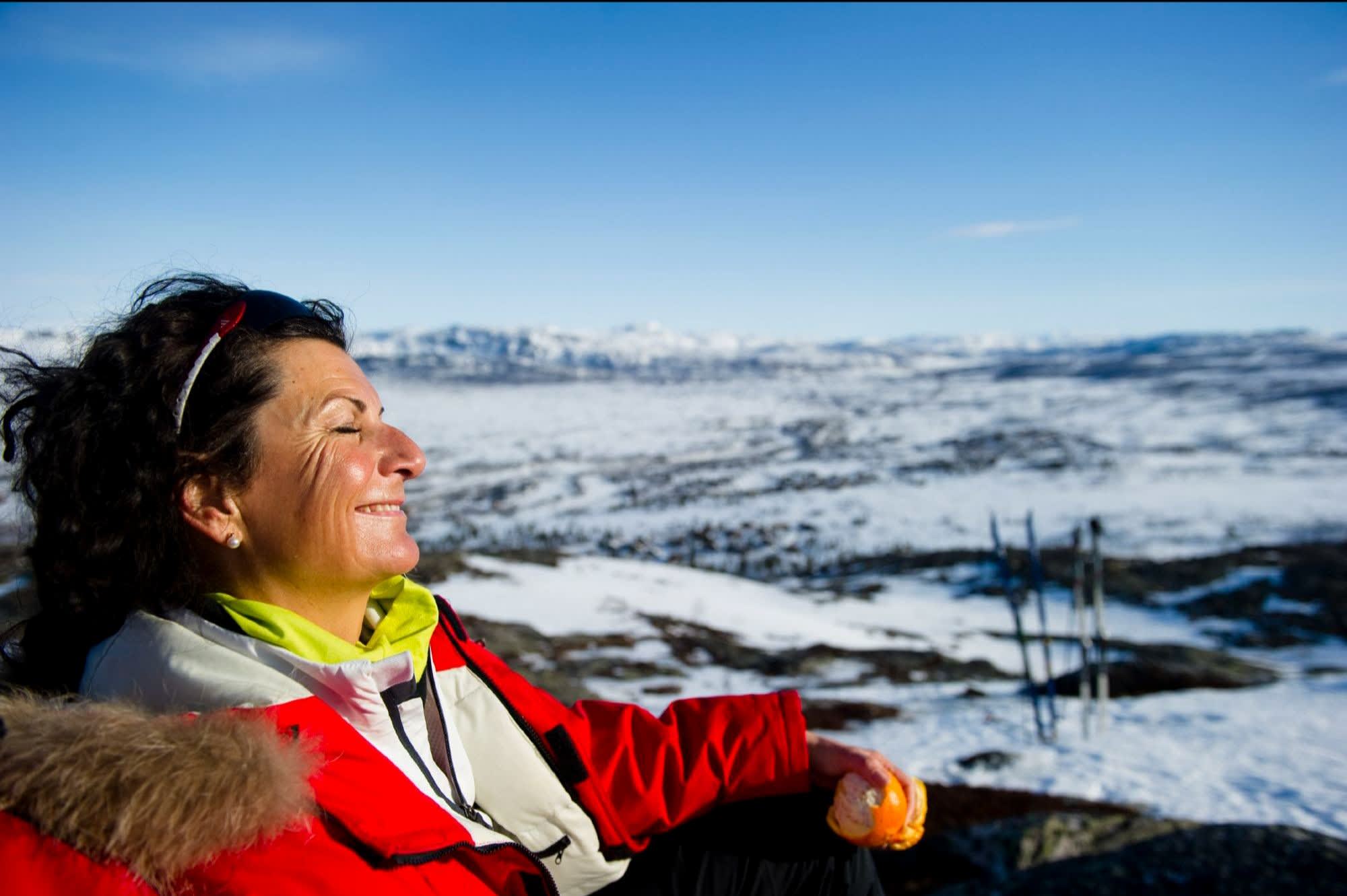 DAme som spiser pelsnin på fjell