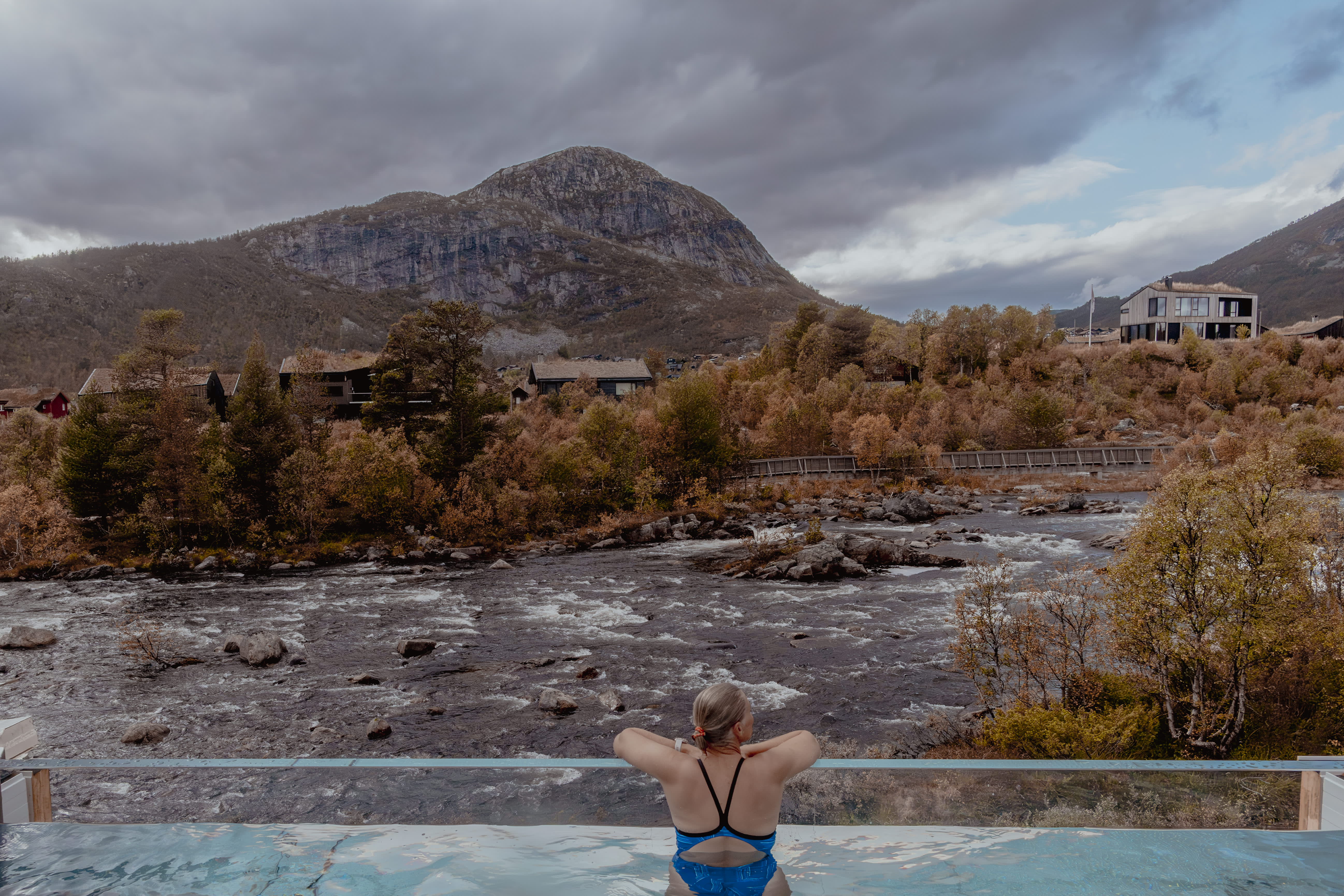 Kvinne ser utover utsikten fra Hovden Fjellbad