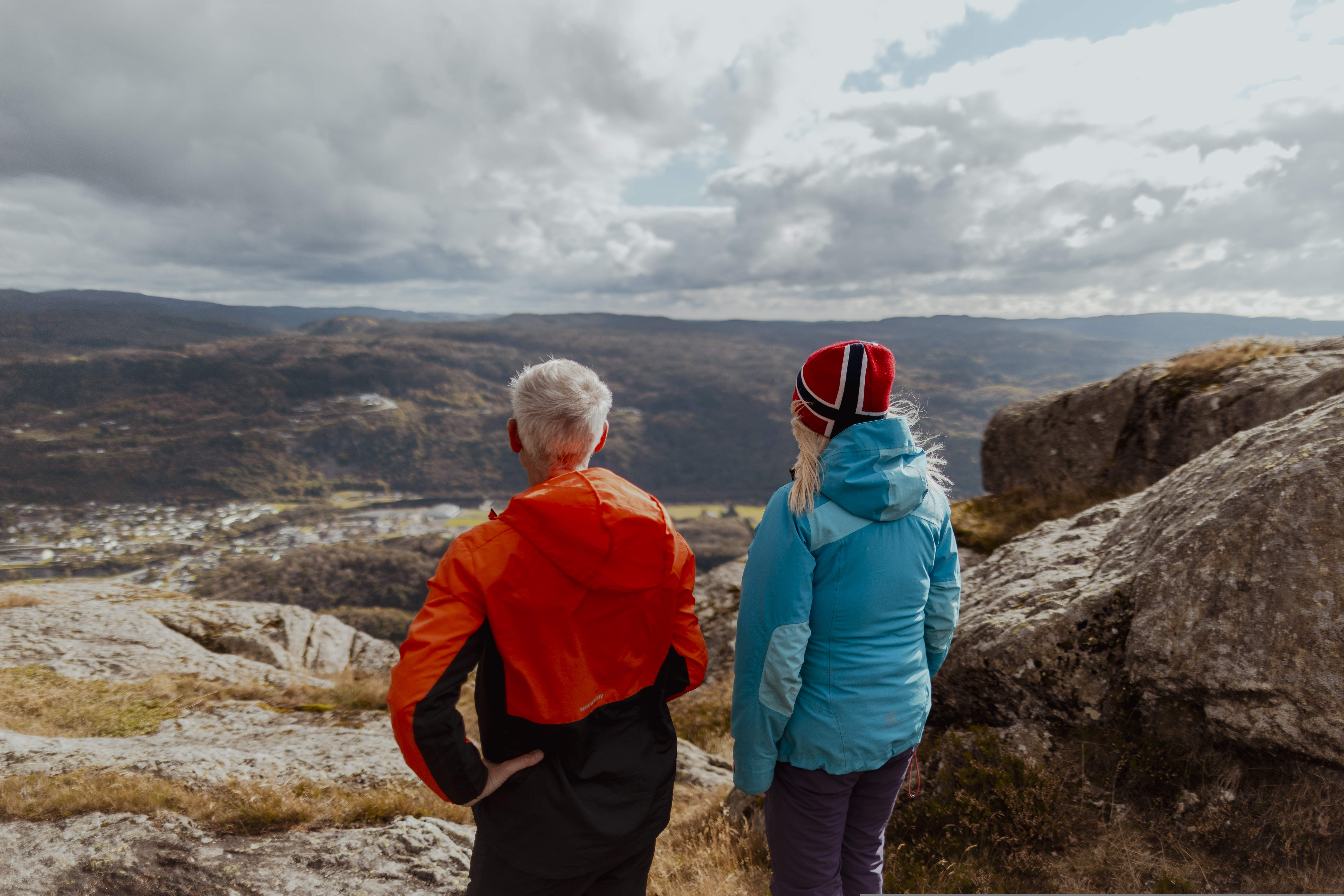 to personer på utsiktstopp