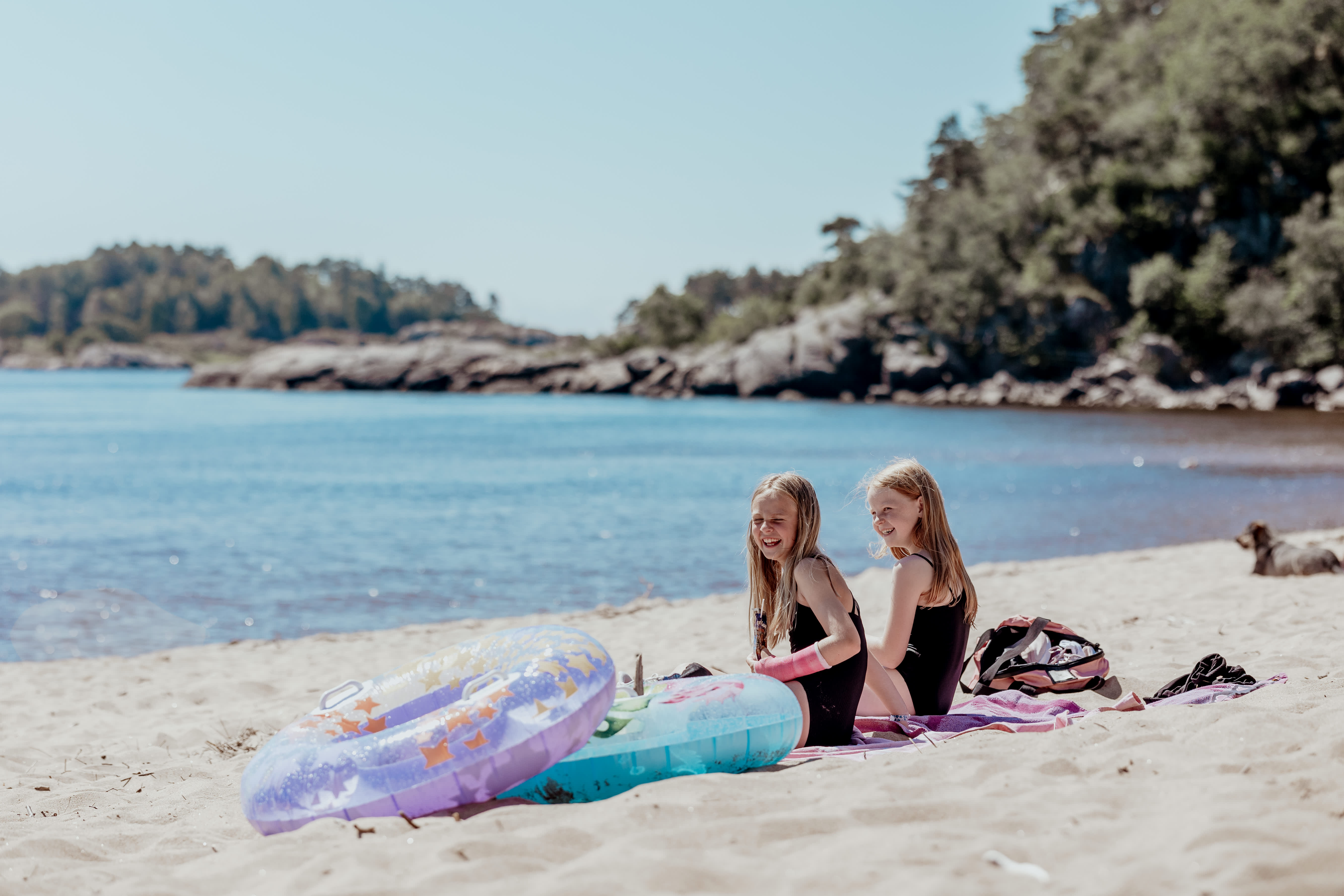 To barn på Sjøsanden i Mandal