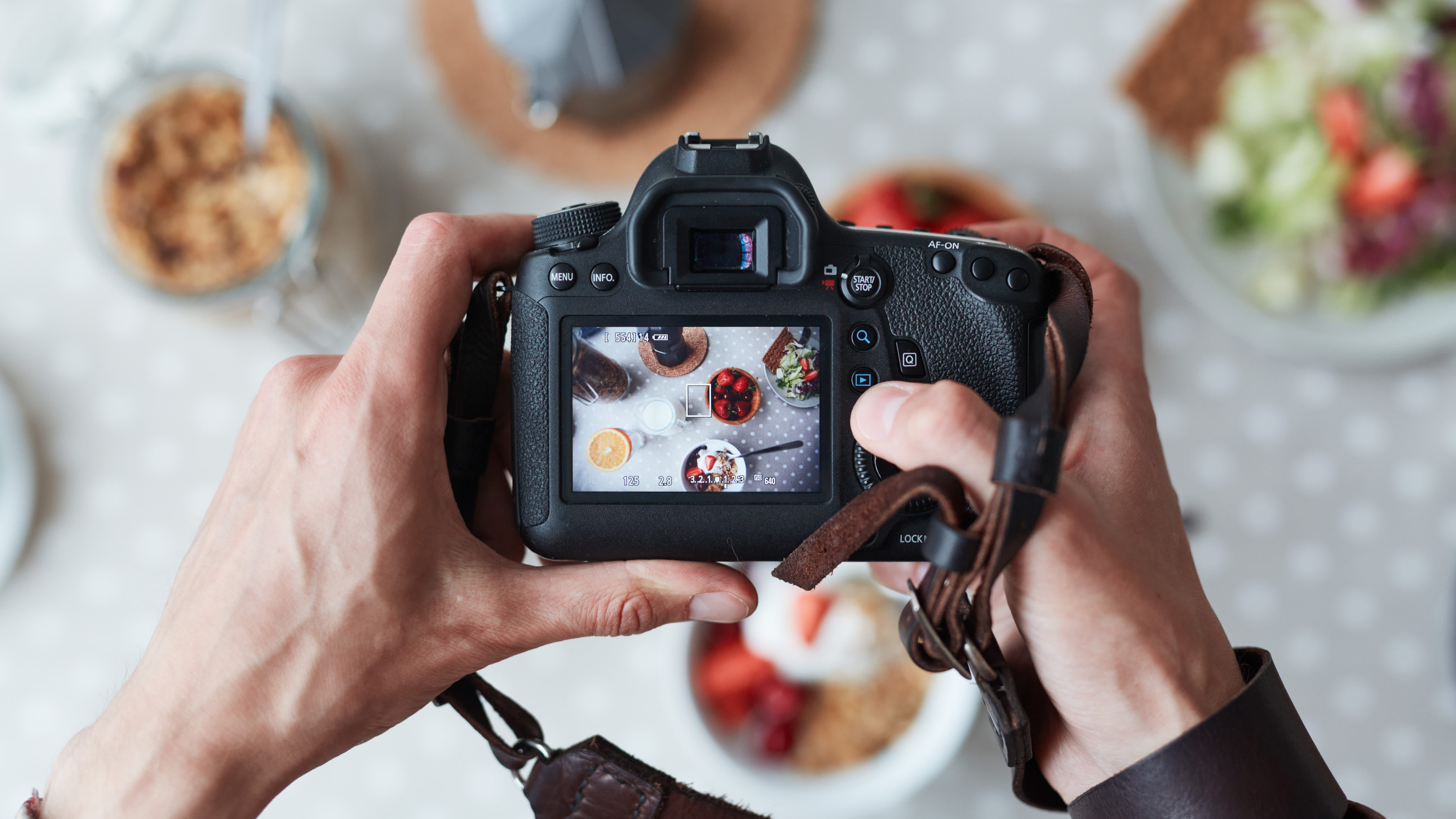 Bilde av et kamera som tar bilde av mat