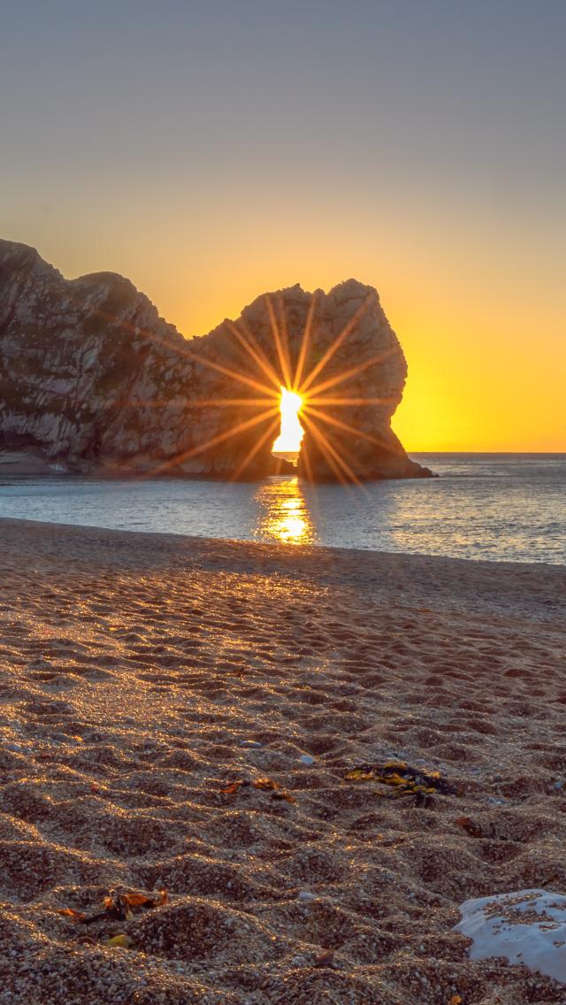 Sunrise at Durdle Door, Dorset in winter. Copyright Steve Hogan.