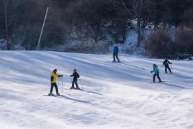 A group learns to ski at Shawnee Mountain in the Poconos.