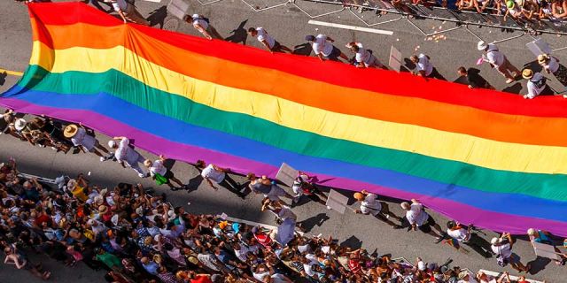 toronto-pride-parade-giant-flag