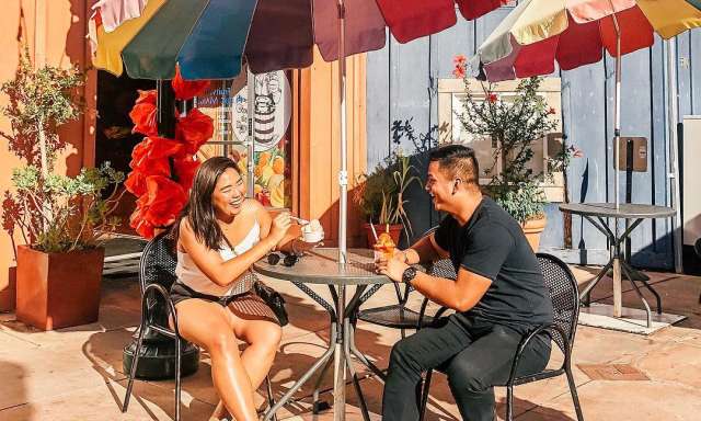 Nieves Cinco De Mayo Couple Enjoying Ice Cream