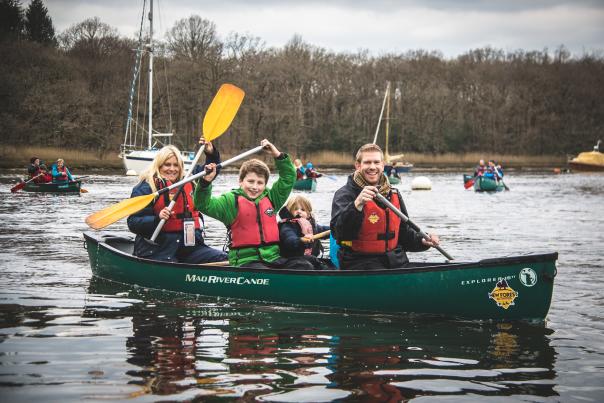 Family enjoying winter canoeing on beaulieu river with New Forest Activities