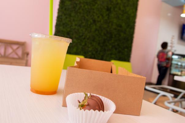 A sweet shop that sells both treats and healthy meals. Chocolate covered fruit, parfaits and cupcakes are a good follow-up to the salads and wraps also on the menu.