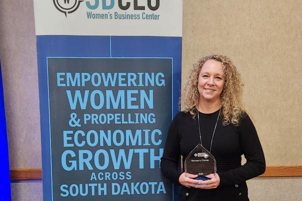 Michelle Thomson Receives Woman’s Choice Award at Statewide Women in Business Luncheon