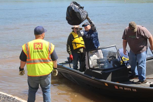 Volunteers at Lake Cleanup Day