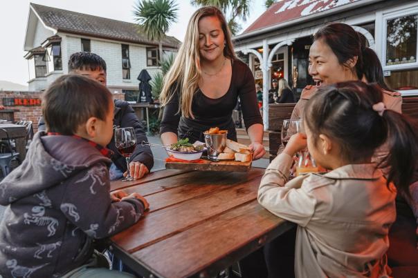 Redcliff Cafe, Te Anau