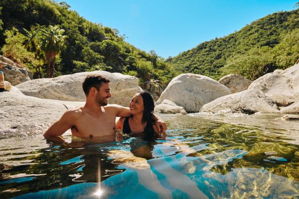 fotografía de una pareja en la cascada del cañón de la zorra