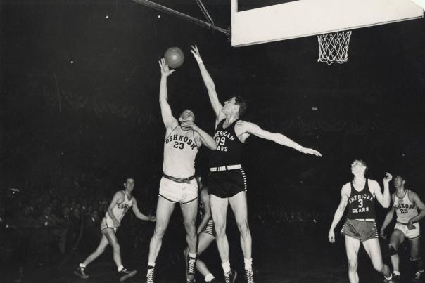 Image dated between 1945-1949. Oshkosh All Stars playing against the Chicago American Gears