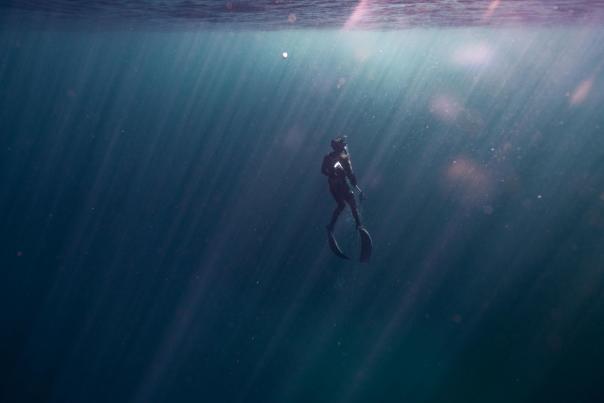 Free diving Gravity Fishing underwater
