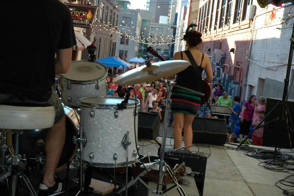 Hundreds of people enjoy the music, food and fun at the annual Flint Alley Fest