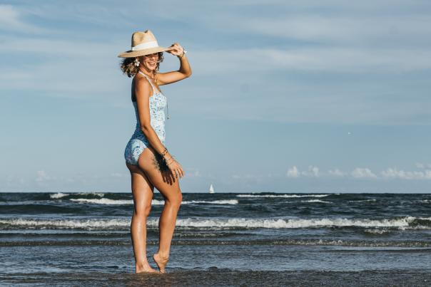 blog-style-currents-port-aransas-texas-kick-lounge-on-beach-swimsuit