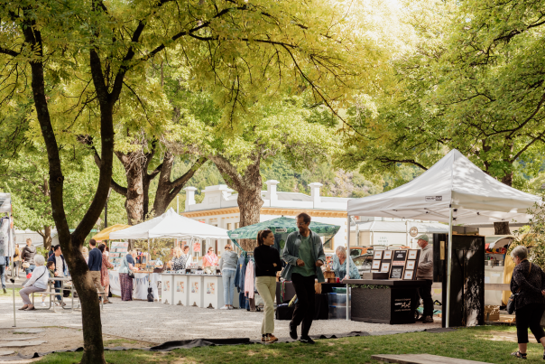 People wandering around Arrowtown Farmers Market