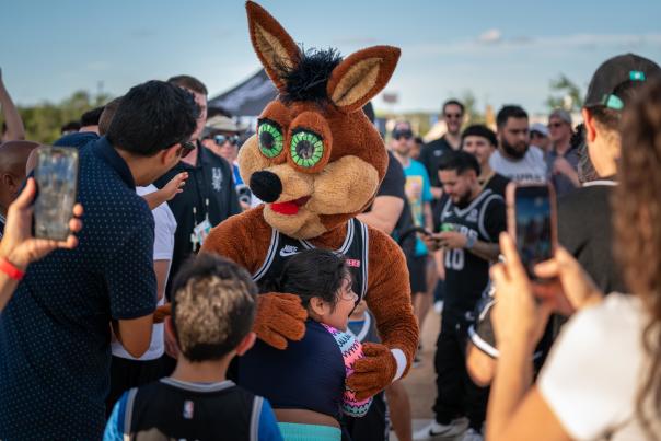 spurs mascot with family