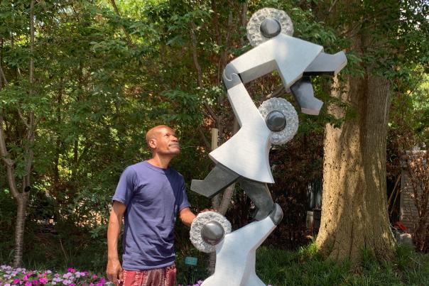 Zimsculpt artist displays a sculpture