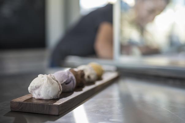 爱的冰淇淋在您的市中心访问期间享有巨大的夏季治疗。