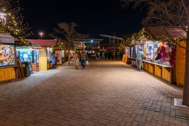 Christkindlmarket Aurora - Couple Waking at Night