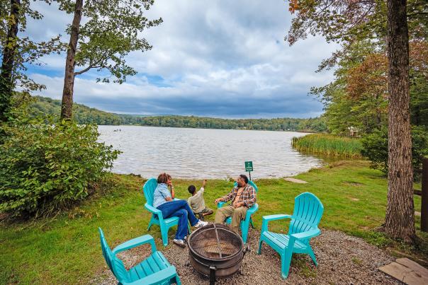 A family looks out over Keen Lake.