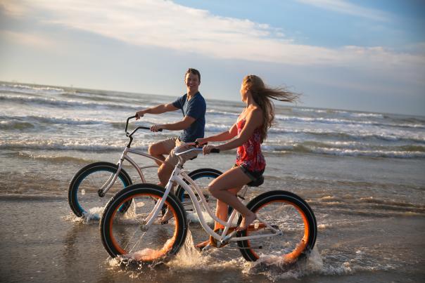 couple on bikes