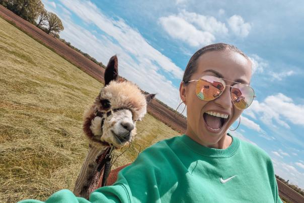 Selfie of a woman with an Alpaca