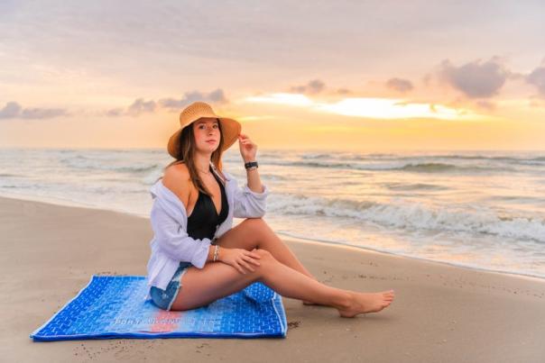 Girl on the beach solo model