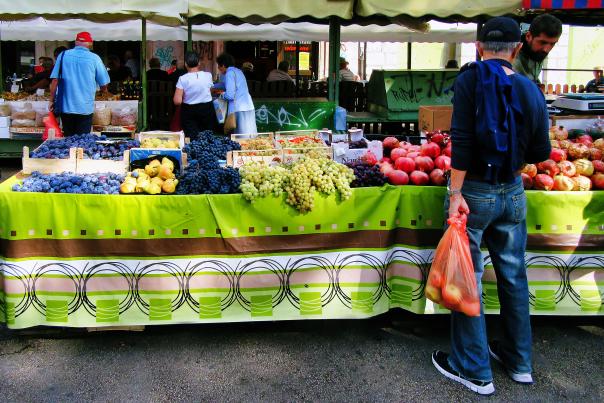 Man-purchasing-fresh-produce-at-local-farmers-market