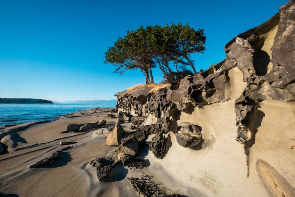 Sandstone cliffs and a sandy beach.