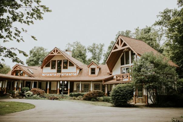 Beautiful Lizton Lodge (Via Jennifer Krampitz Photography).