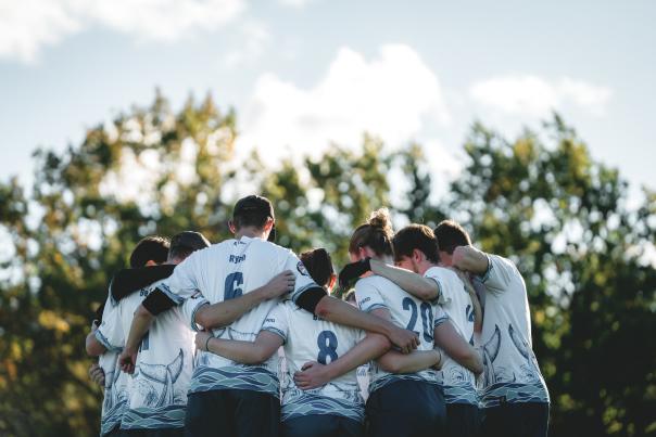 A group huddle for ultimate frisbee.