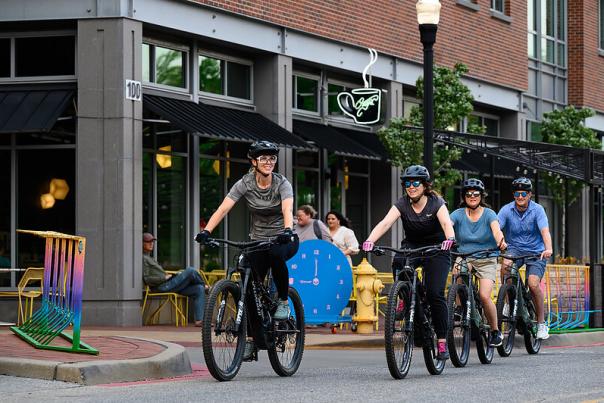 Freehub, People biking downtown