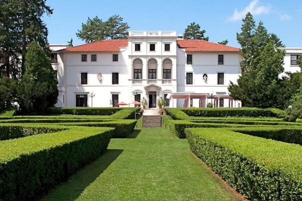 Exterior photo of the back grounds of Geneva on the Lake