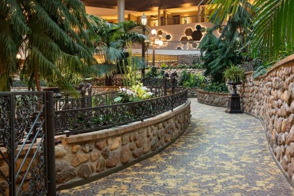 Saskatoon Inn pathway