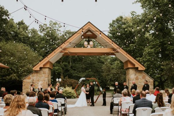 An outside ceremony at Lizton Lodge (via Jennifer Krampitz Photography).