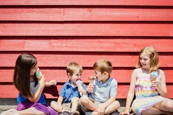 kids eating Ice cream