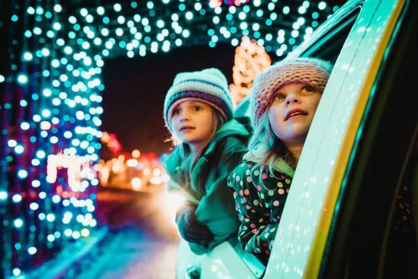 Children looking at drive through holiday lights. Photo credit: @loyandcophotography